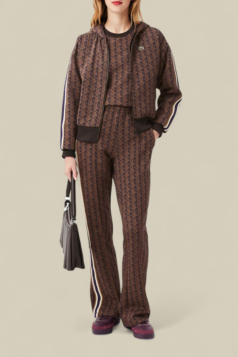 תמונת כל הלוק של סווטשירט קפוצ'ון